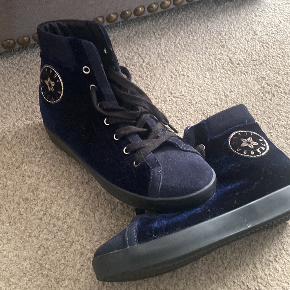 Versace - Picture 2 of 4